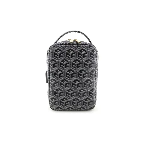 A termék neve magyarul:Guess táska GUHBHGCFSEK GCube Stripe fekete